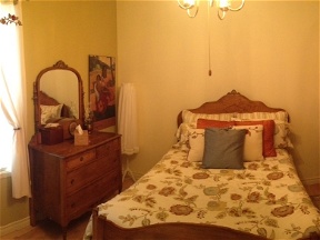 Chambre confortable et joliment décorée 