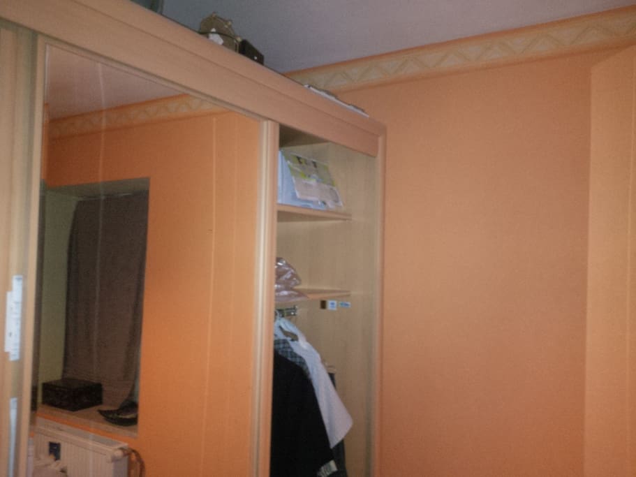 Homestay Bust 102528