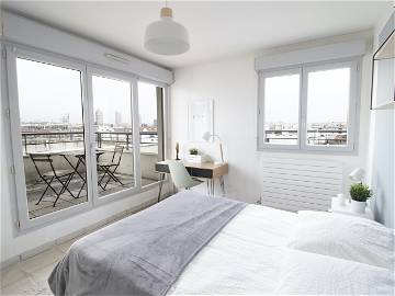 Roomlala | 11 M² Großes, Komplett Möbliertes Zimmer Mit Balkon – LY015