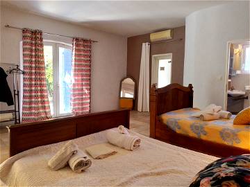 Roomlala | 14 mins from Avignon, 7 mins from St Remy, comfortable room in a farmhouse