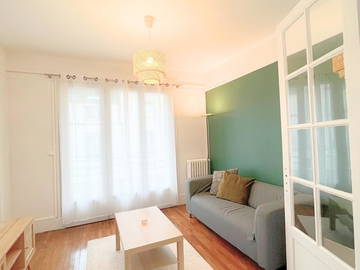 Roomlala | 3 Bedroom Furnished Shared Apartment - Orléans Madeleine