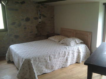 Roomlala | 3 Bedrooms for Rent in a Typical Ardèche House