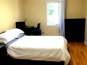 Roomlala | 3 Rooms- Walk To Subway- 19 Mins To Downtown