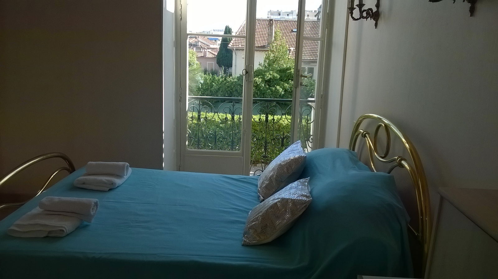 Hela Huset Cannes 89750