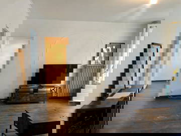 Roomlala | 4 slaapkamers voor maandelijkse verhuur in een gerenoveerd appartement