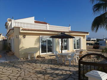 Roomlala | 5 Bedroom Villa on the Beachfront Flamenca