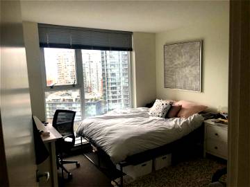 Roomlala | 935ft2 - Big Master Bedroom - Downtown Vancouver Near Chinat