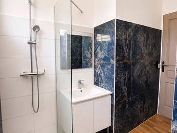 Colocation à louer à Le Moule - photo 2 : salle de bain-2