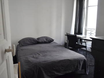 Roomlala | A Pretty Room in the 17th Arrondissement