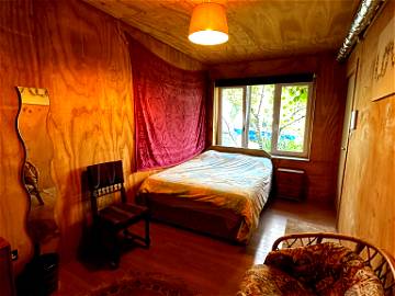 Roomlala | A wooden bedroom