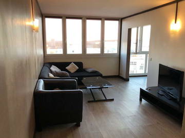 Roomlala | Acomodação compartilhada em apartamento de 3 quartos com estacionamento e adega