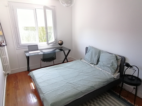ANGENEHMES UND HELLES ZIMMER