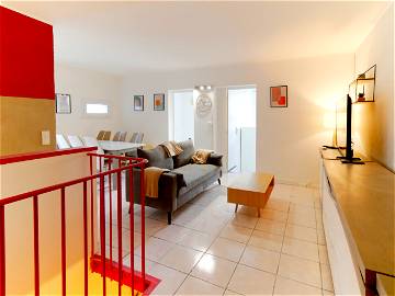 Roomlala | All-Inclusive Roommate Opportunity - 45 minutes from Paris