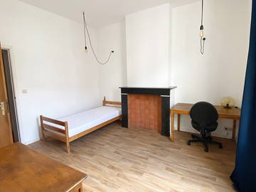 Roomlala | Alojamento partilhado - Quarto de 22m2 - Saint-Gilles - Disponível