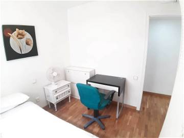 Roomlala | Alquiler Habitación En La Plaza Puerta Nueva