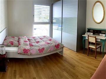 Roomlala | Alquilo habitación en apartamento de alto estándar con balcón.
