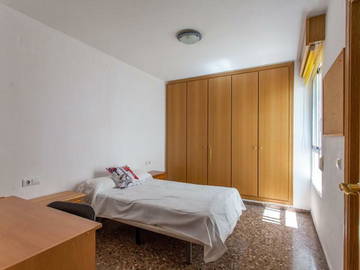 Roomlala | Aluga-se quarto com banheiro para meninas