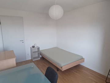 Roomlala | Aluga-se quarto grande mobiliado