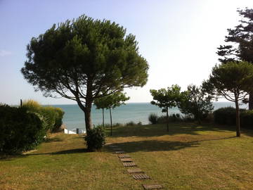 Roomlala | Alugue uma casa com jardim à beira mar