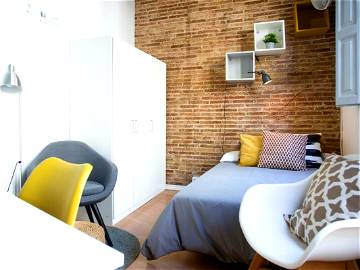 Roomlala | Amplia Habitación Con Cama Doble Y Terraza (RH19-R1)