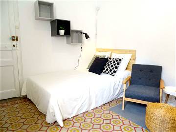 Roomlala | Amplia Habitacion De Cama Doble En Piso En Gracia (RH18-R4)