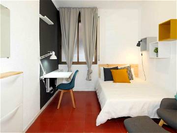 Roomlala | Amplia Habitacion Interior Con Cama Doble En Gracia(RH20-R2)