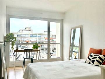 Roomlala | Amplia y luminosa habitación con balcón privado y vista.