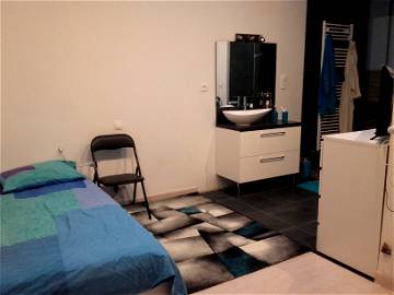 Roomlala | Amplio dormitorio amueblado con baño privado y cocina.