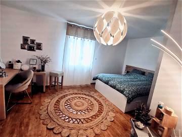 Roomlala | Amplio dormitorio amueblado + vestidor + baño y aseo privados.