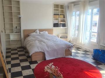 Roomlala | Amplio dormitorio con cocina en apartamento familiar