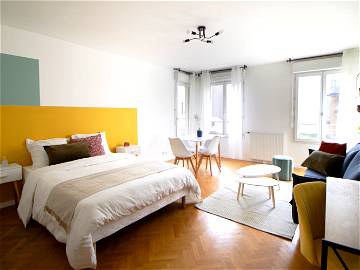 Roomlala | Amplio Dormitorio Principal De 23 M² - SDN01