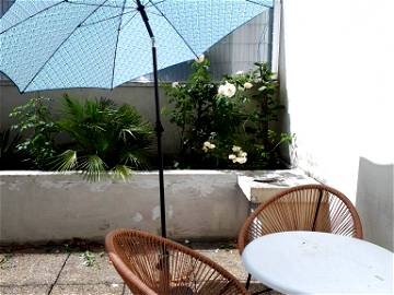 Roomlala | Amplio estudio amueblado con terraza arbolada.