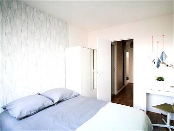 Roomlala | Angenehmes Und Sehr Helles Zimmer – 10 M² – LV9