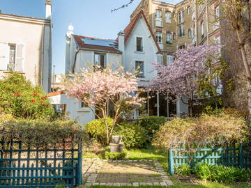 Roomlala | Apartamento no topo de uma casa particular perto de Paris