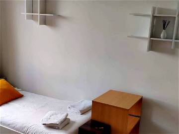 Roomlala | Appartamento Arredato - 3 Camere Da Letto (due Singole E Una Matrimoniale)