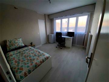 Roomlala |  Appartement De 100m2 En Colocation (4 Chambres)