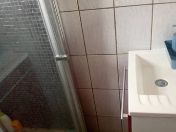 Chambre chez l'habitant à louer à Édea Ier - photo 8 : salle de bain-8