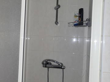 Chambre chez l'habitant à louer à Ferney-Voltaire - photo 11 : salle de bain-11