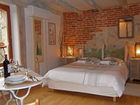 Atypical Guest Room For Rent - "Lapopie"