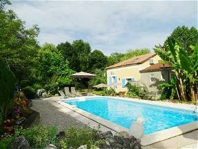 Au Calme, Dans Un Jardin,  Un Peu En Retrait De La Bastide M