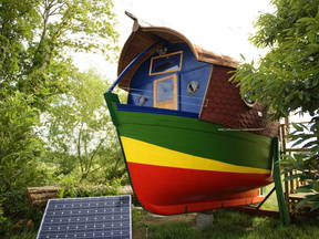 Bateau gite parmi les arbres en Finistère sud