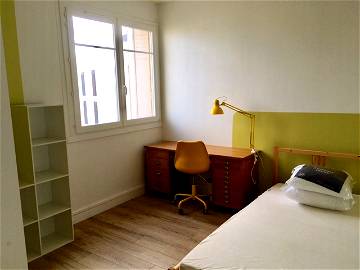 Roomlala | Beautiful bright room close to Shops Transport