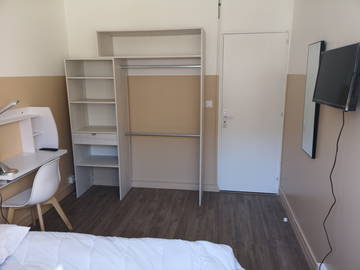 Roomlala | Bedroom 4 With Shower And Tv In Purpan/ Blagnac