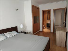 Bedroom In A T2 Apartment In Portimão, Near Praia Da Rocha