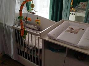 Chambre avec lit bébé et deux lits 140/190