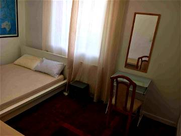 Roomlala | Beige-Room - Near UN Geneva, Suisse, Double Bedroom - Bus F
