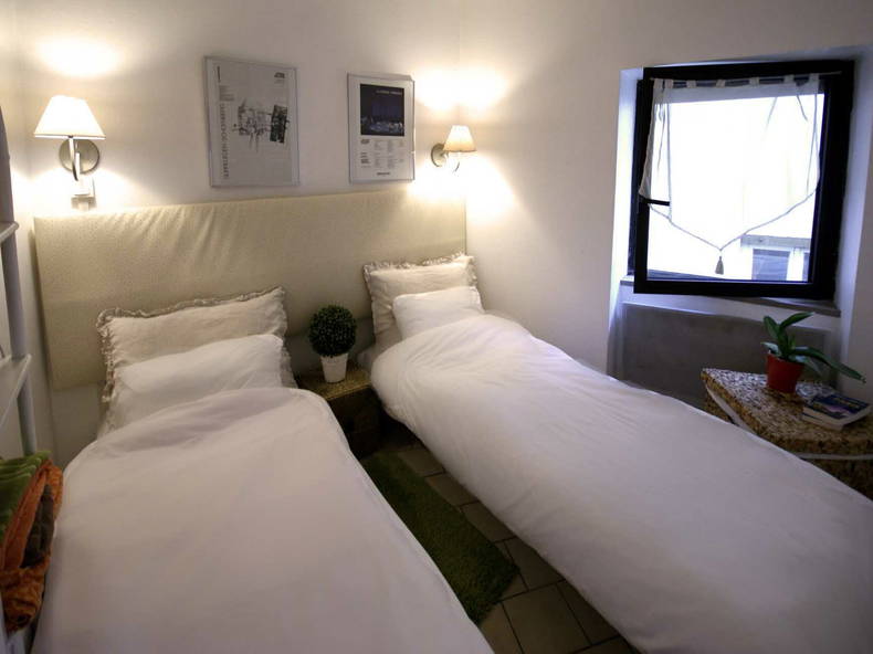 Entire Home Lyon 90207-3