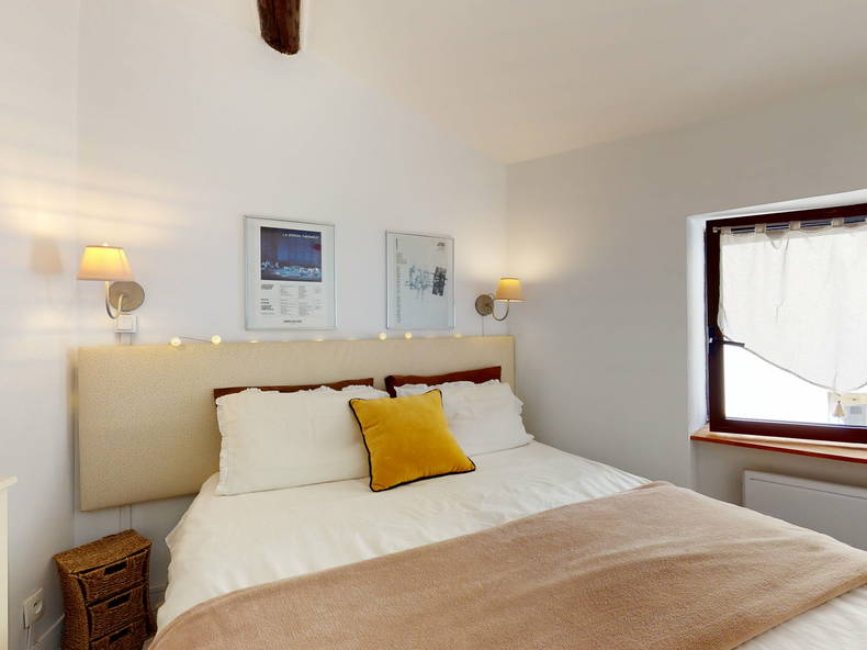 Entire Home Lyon 90207-4