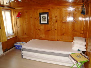 Roomlala | Bella camera da letto rivestita in legno in una fattoria