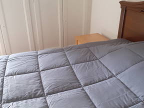 Hermosa habitación con pequeño balcón.